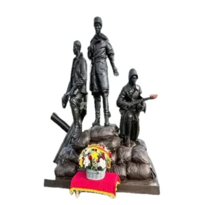 bronze monument soldier 075
